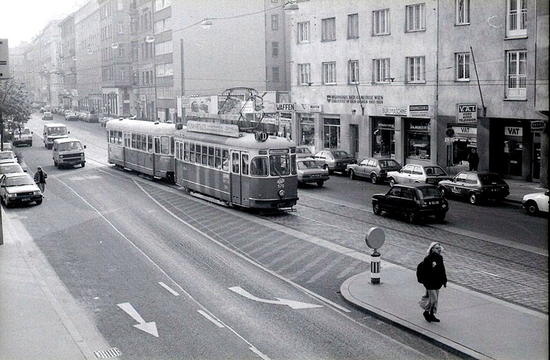 File:198x 055 L 570 Linie D Althanstrasse.jpg