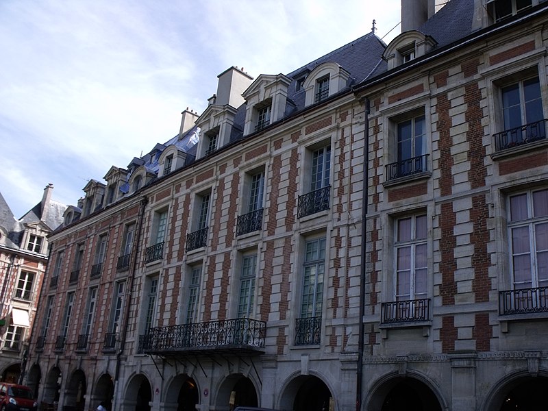 File:20, 22 Place des Vosges Paris.jpg