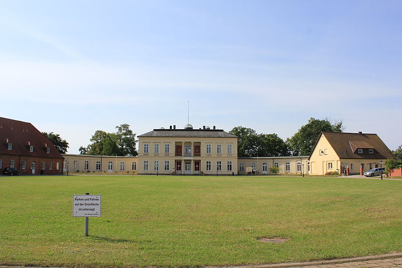 File:2012 Herrenhaus Passow Ensemble.JPG