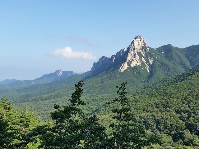 ▲ Ulsanbawi Rock as seen from the Misiryeong Ridge.