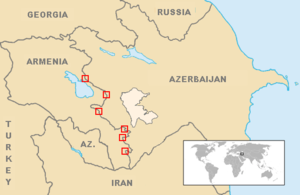 Карта с указанием мест столкновений на азербайджано-армянской границе. Светлым обозначена территория, остающаяся под контролем непризнанной НКР (зона ответственности российского миротворческого контингента)