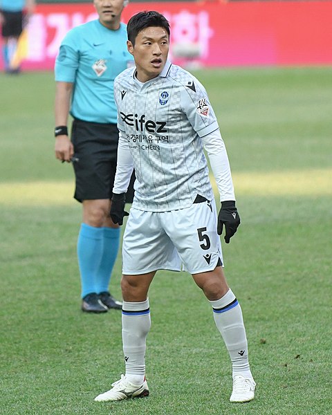 File:230225 FC서울 vs 인천 유나이티드 이명주.jpg