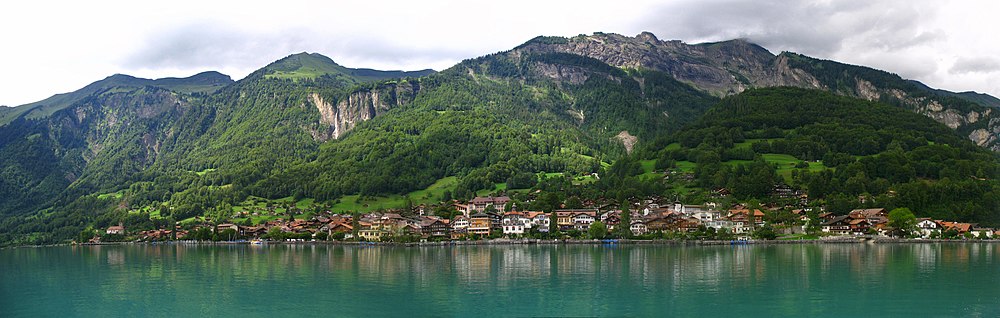 Pohled na Brienz přes jezero