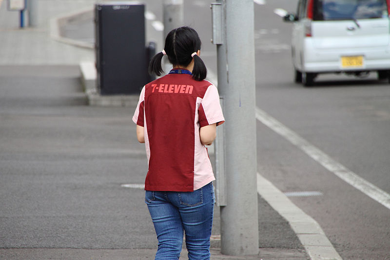 File:7-ELEVEN girl. (5800127702).jpg