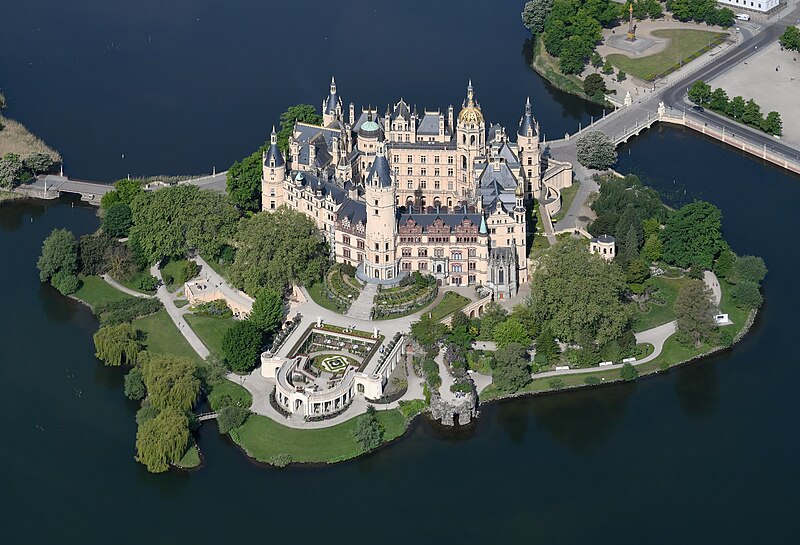 File:Aerial image of Schwerin Castle (view from the east).jpg