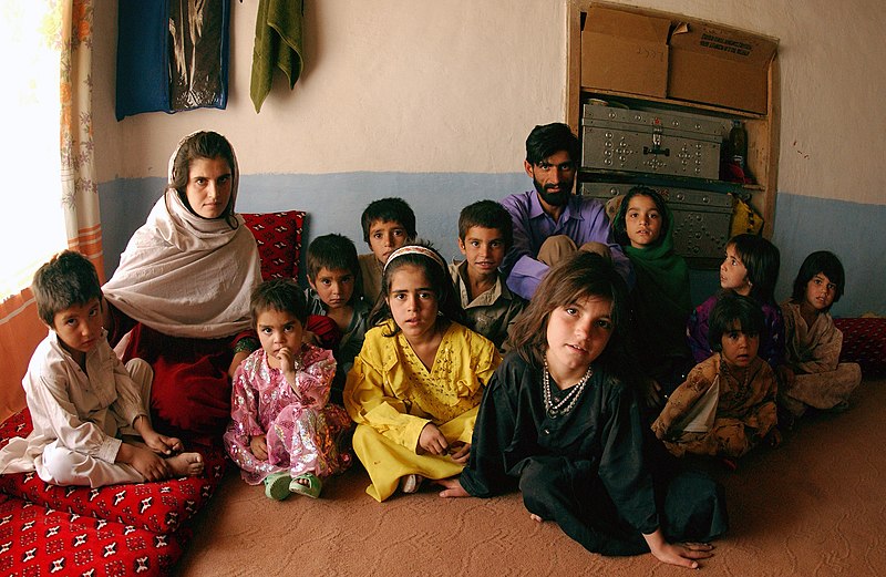 File:Afghan family Pashtun home.JPEG