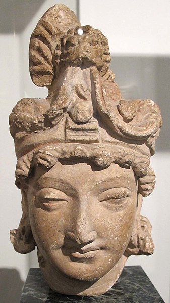 File:Afghanistan, testa di bodhisattva, sito di hadda, III-IV sec.JPG