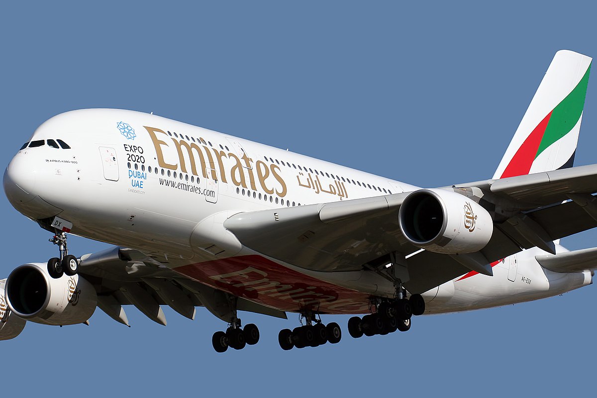 File:Airbus A380-861 Emirates A6-EDX Expo 2020 Dubai sticks ...