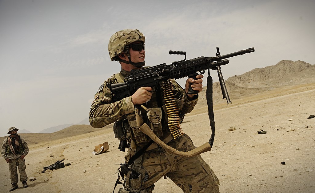 الأسلحة الفردية الخفيفة  1024px-Airman_firing_Mk_48_near_FOB_Mehtar_Lam