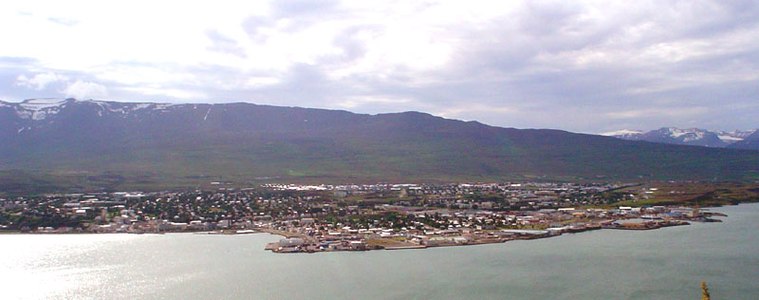 Panorama van Akureyri aan de Eyjafjörður