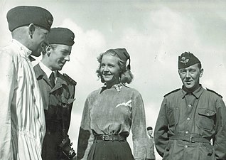 Alice Babs vid inspelningen av filmen Örnungar (1944) som delvis skedde vid Kungliga Flygförvaltningens verkstadsskola i Västerås när det gällde segelflygfilmningen.