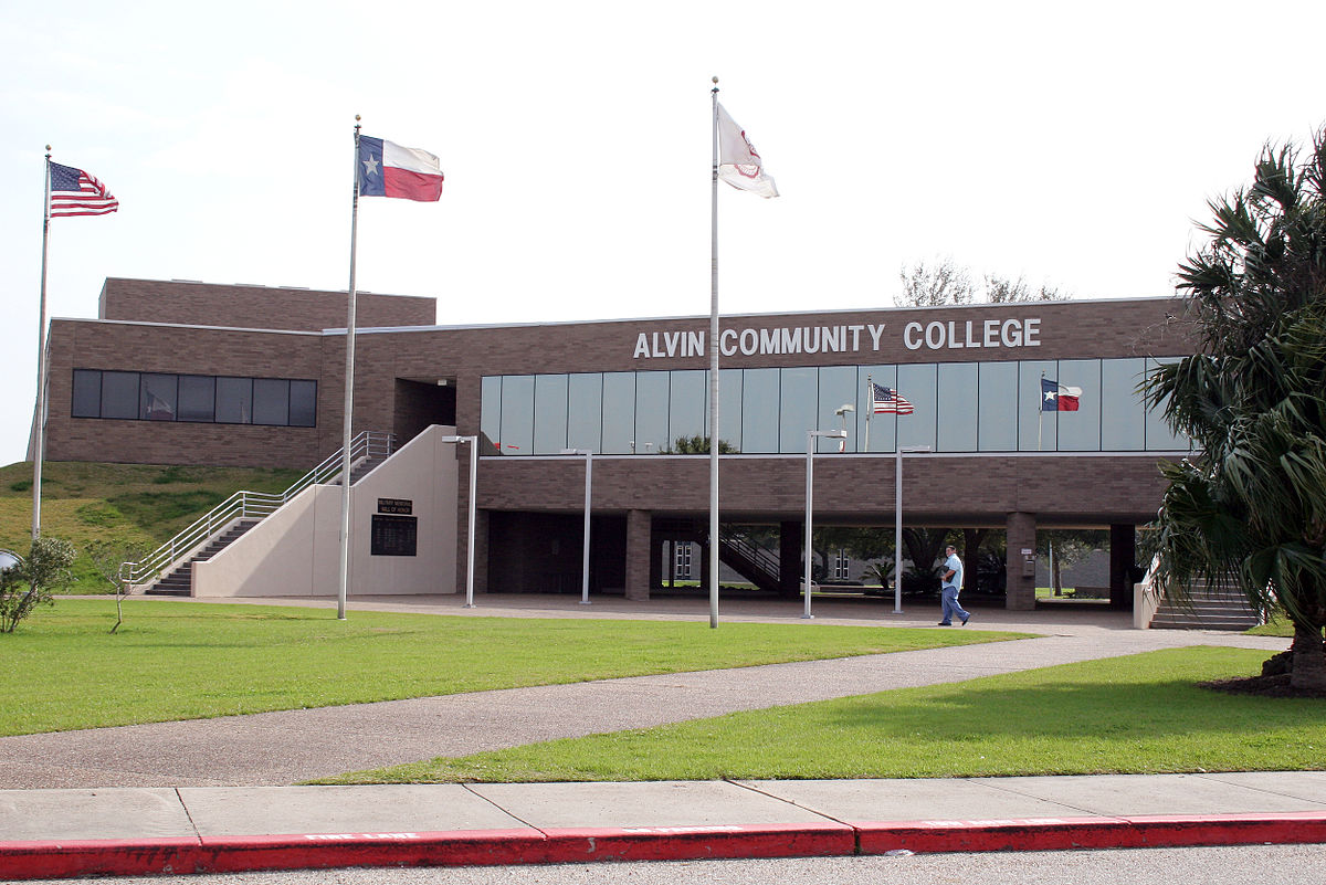 1200px-Alvin_Community_College_A_Building%2CTexas.jpg