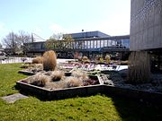 Studentenhaus mit Studiobühne und Blumenkübeln