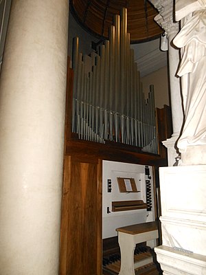 Ampezzo, Chiesa della Beata Vergine del Rosario e di San Daniele Profeta, organo Pietro De Corte.jpg