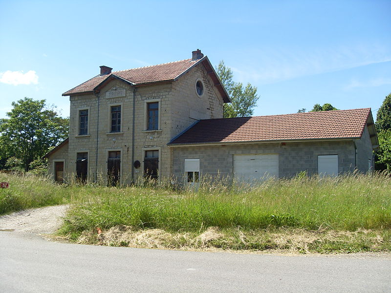 File:Ancienne gare de Trept 2.JPG