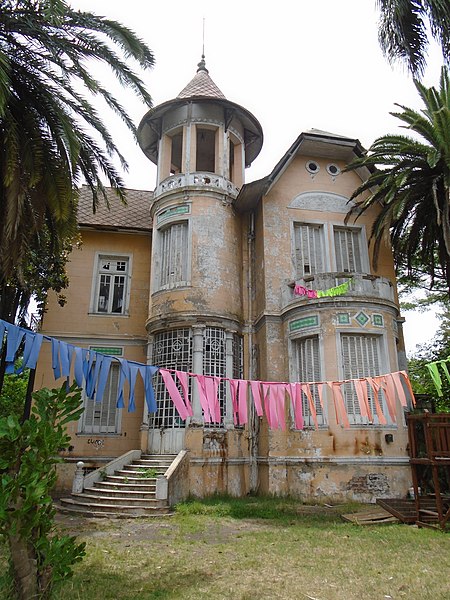 File:Antigua "Casa del Castillo", sobre la esquina de Larroque y Carlos Croce..jpg