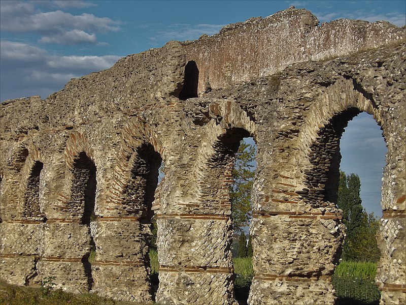 File:Aqueduc du Gier, Chaponost, 2ème partie.jpg