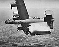 Americký bombardovací letoun Consolidated B-24 Liberator zasažený 10. dubna 1945 nad Itálií německou protiletadlovou obranou.