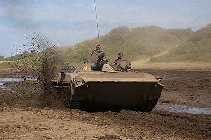 BMP-1, um antigo veículo de combate de infantaria soviético com capacidade anfíbia, de um proprietário civil durante o rally de veículos militares históricos em Darłowo, Polônia. (definição 3 008 × 2 000)