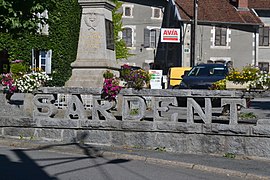 Le nom de la commune de Sardent, sculpté par les tailleurs de pierre italiens fuyant le fascisme.