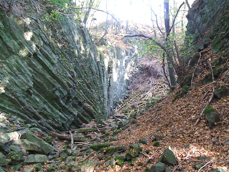 File:Basaltschlucht Oppidium Dornburg.jpg