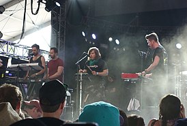 «Bastille» выступае на «Coachella» у 2014 годзе.