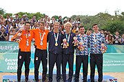 Deutsch: Beachvolleyball bei den Olympischen Jugendspielen 2018; Tag 11, 17. Oktober 2018; Jungen, Medaillenzeremonie - Gold: Schweden (David Åhman & Jonatan Hellvig), Silber: Niederlande (Matthew Immers & Yorick de Groot), Bronze: Argentinien (Bautista Amieva & Mauro Zelayeta) English: Beach volleyball at the 2018 Summer Youth Olympics at 17 October 2018 – Boys Victory ceremony - Gold: Sweden (David Åhman & Jonatan Hellvig), Silver: Netherlands (Matthew Immers & Yorick de Groot), Bronze: Argentina (Bautista Amieva & Mauro Zelayeta)