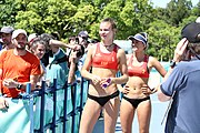 Deutsch: Beachvolleyball bei den Olympischen Jugendspielen 2018; Tag 9, 15. Oktober 2018; Mädchen, Viertelfinale: USA-Spanien 2–1 (21–19/17–21/15–9) English: Beach volleyball at the 2018 Summer Youth Olympics at 15 October 2018 – Girls Quarterfinals: USA-Spain 2–1 (21–19/17–21/15–9)