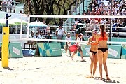 Deutsch: Beachvolleyball bei den Olympischen Jugendspielen 2018; Tag 9, 15. Oktober 2018; Mädchen, Viertelfinale: USA-Spanien 2–1 (21–19/17–21/15–9) English: Beach volleyball at the 2018 Summer Youth Olympics at 15 October 2018 – Girls Quarterfinals: USA-Spain 2–1 (21–19/17–21/15–9)