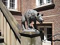 Treppenhund am Aufgang im Innenhof von Schloss Moyland bei Bedburg-Hau