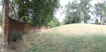 Pogled s konca zidu ha-ha pri umobolnici Beechworth kaže nagnjen jarek