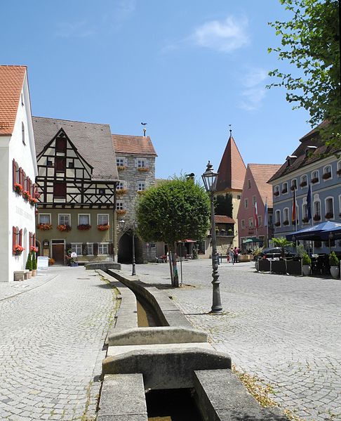 486px-Berching_-_Marktplatz%2C_Bachlauf_mit_Fachwerkh%C3%A4usern.JPG