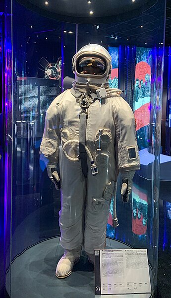 File:Berkut spacesuit in museum.jpg