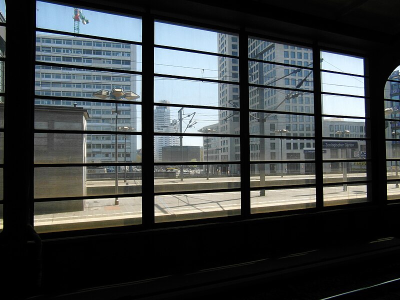 File:Berlin - Bahnhof Zoologischer Garten - Stadtbahn (7183709342).jpg