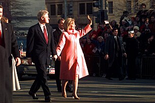 Бил, Челси и Хилари Клинтон, на дан председничке инагурације за Клинтонов други мандат, шетају Авенијом Пенсилванијом, јануара 1997. године