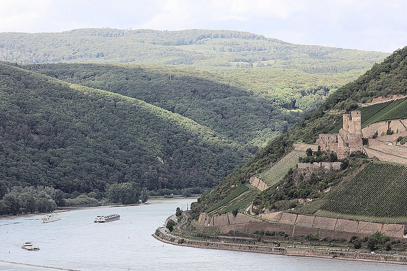 File:Bingen am Rhein, Blick von der Burg Klopp zum Binger Loch und zur Burg Ehrenfels.jpg
