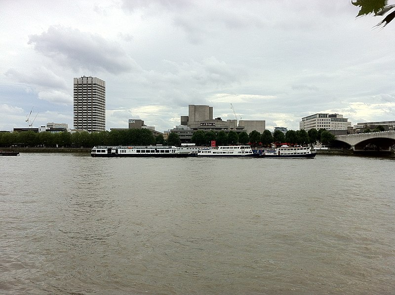 File:Boats in front of the Royal Festival Hall - geograph.org.uk - 3104894.jpg