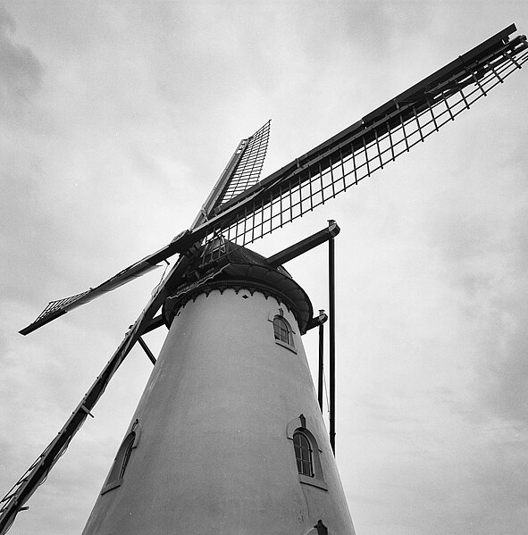 File:Bovenste gedeelte van ronde stenen grondzeiler, gezien vanaf vlak onder de molen - Middelburg - 20352625 - RCE.jpg