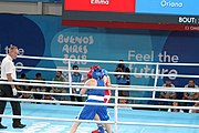 Deutsch: Boxen bei den Olympischen Jugendspielen 2018 Tag 12, 18. Oktober 2018 - Finale Leichtgewicht Mädchen – Oriana Saputo (Argentinien, blau) schlägt Emma Lawson (Australien, rot) 5-0; Ringrichter ist José Romero (Spanien). English: Boxing at the 2018 Summer Youth Olympics on 18 October 2018 – Girls' lightweight Bronze Medal Bout – Oriana Saputo (Argentina, blue) wins over Emma Lawson (Australie, red) 5-0; Referee is José Romero (Spain). Español: Boxeo en los Juegos Olímpicos Juveniles de Verano de 2018 en 18 de octubre de 2018 - Combate de medalla de bronce de las niñas: Oriana Saputo (Argentina, azul) gana a Emma Lawson (Australie, roja) 5-0; Árbitro es José Romero (España).