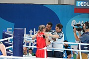 Deutsch: Boxen bei den Olympischen Jugendspielen 2018 Tag 12, 18. Oktober 2018 - Finale Leichtgewicht Mädchen – Oriana Saputo (Argentinien, blau) schlägt Emma Lawson (Australien, rot) 5-0; Ringrichter ist José Romero (Spanien). English: Boxing at the 2018 Summer Youth Olympics on 18 October 2018 – Girls' lightweight Bronze Medal Bout – Oriana Saputo (Argentina, blue) wins over Emma Lawson (Australie, red) 5-0; Referee is José Romero (Spain). Español: Boxeo en los Juegos Olímpicos Juveniles de Verano de 2018 en 18 de octubre de 2018 - Combate de medalla de bronce de las niñas: Oriana Saputo (Argentina, azul) gana a Emma Lawson (Australie, roja) 5-0; Árbitro es José Romero (España).