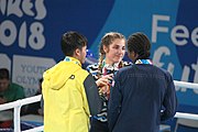 Deutsch: Boxen bei den Olympischen Jugendspielen 2018 Tag 12, 18. Oktober 2018 - Medaillenzeremonie im Leichtgewicht der Mädchen - Gold: Caroline Sara DuBois (Großbritannien), Silber: Porntip Buapa (Thailand), Bronze: Oriana Saputo (Argentinien); Medaillenübergabe durch Habu Gumel (IOC, Nigeria), Geschenkübergabe durch Raymond Silvas (USA, AIBA). English: Boxing at the 2018 Summer Youth Olympics on 18 October 2018 – Girl's Lightweight Medal Ceremony - Gold: Caroline Sara DuBois (Great Britain), Silver: Porntip Buapa (Thailand), Bronze: Oriana Saputo (Argentina); Medal handover by Habu Gumel (IOC, Nigeria), Gift presented by Raymond Silvas (USA, AIBA). Español: Boxeo en los Juegos Olímpicos Juveniles de Verano de 2018 en 18 de octubre de 2018 - Ceremonia de la Medalla de peso ligero para niñas - Oro: Caroline Sara DuBois (Gran Bretaña), Plata: Porntip Buapa (Thailand), Bronce: Oriana Saputo (Argentina); Entrega de medallas por Habu Gumel (COI, Nigeria), Regalo presentado por Raymond Silvas (EE. UU., AIBA).