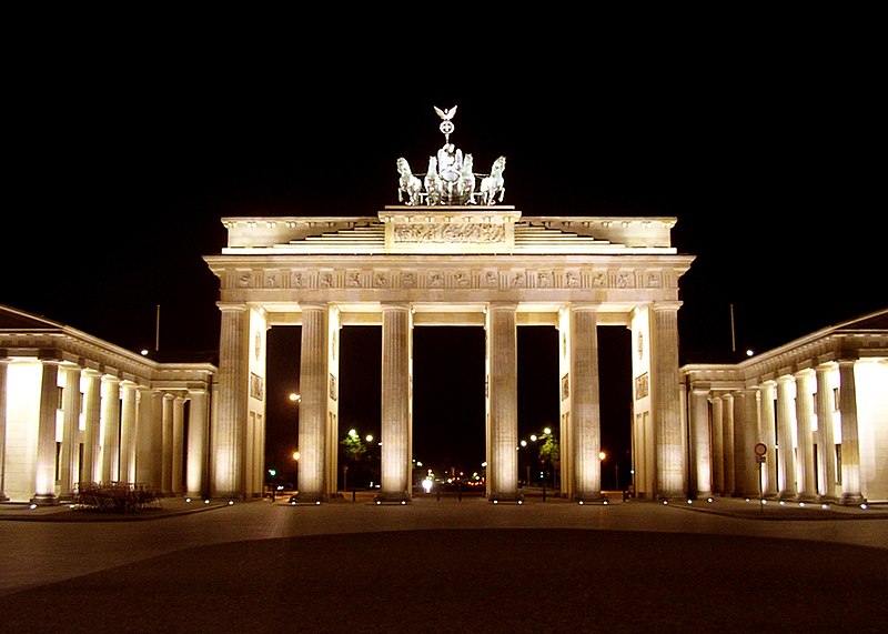 صورة:BrandenburgGate FrontatNight June 2004.jpg