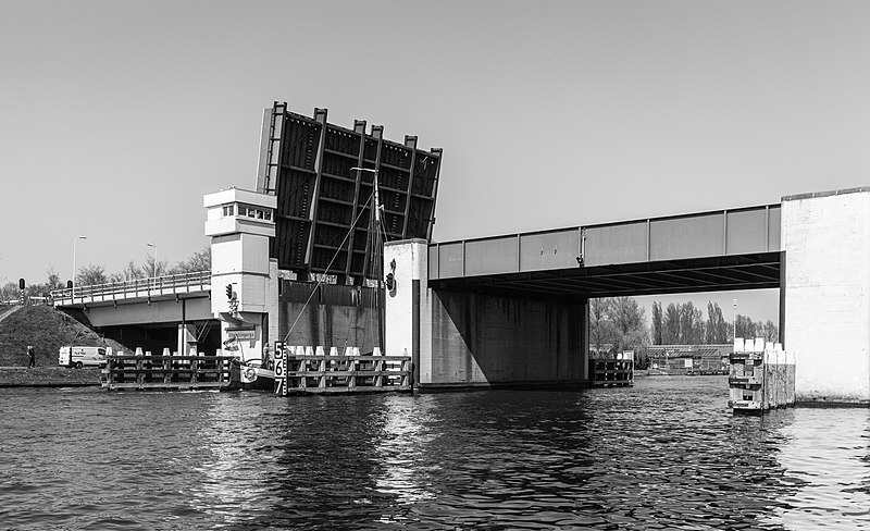 File:Brug Uitwellingerga over het Prinses Margrietkanaal (actm.) 05.jpg