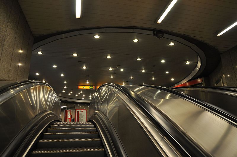 File:Budapest, metró 2, Déli pályaudvar, 9.jpg