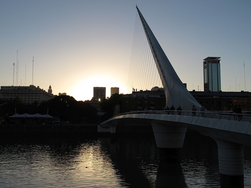 File:Buenos Aires Most Kobiety 3.jpg