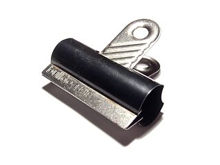 <span class="mw-page-title-main">Bulldog clip</span> Type of paper fastener