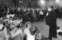Aufführung des Singstücks „Rummelplatz“ zum 90. Geburtstag von Paul Dessau an der nach ihm benannten Schule in Zeuthen (18. Dezember 1984) (Quelle: Wikimedia)