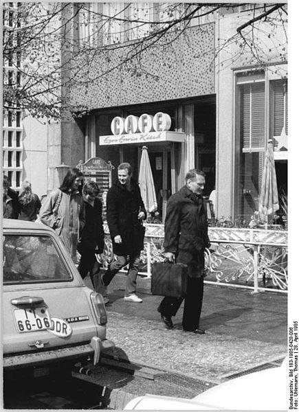 File:Bundesarchiv Bild 183-1985-0428-006, Berlin, Unter den Linden, Café.jpg