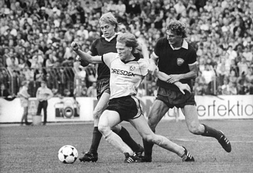 Sammer (midden) als speler van Dynamo Dresden in 1988, in duel met onder anderen Rainer Ernst (rechts).