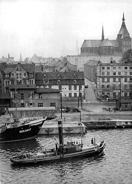 File:Bundesarchiv Bild 183-40151-0005, Rostock, Hafen, Schlepper, Marienkirche.jpg